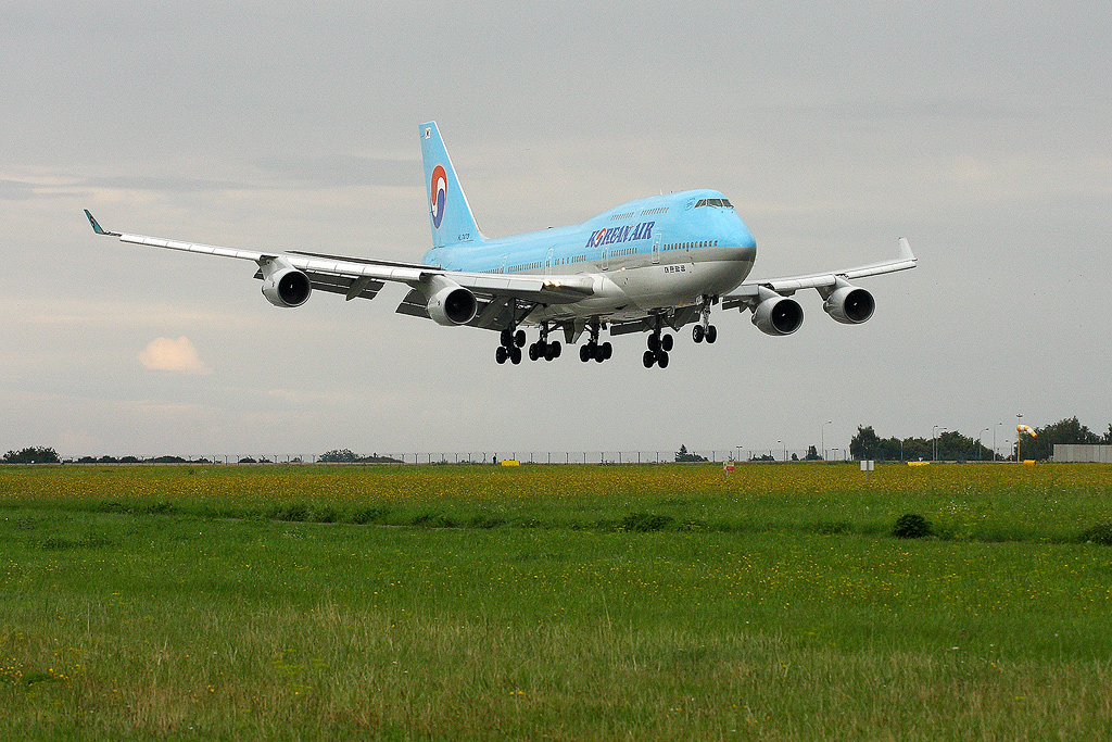 Během letních prázdnin byl nahrazen stroj Boeing 777 'Jumbem' B747. Na fotce je jeden z jeho prvních příletů do Prahy 